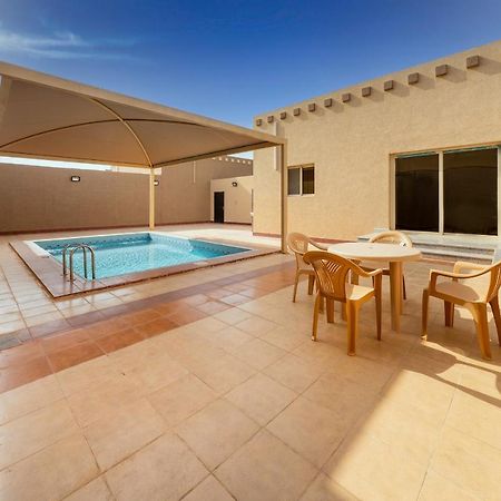 Mirada Gold Jizan - Resort & Private Pools Exteriör bild A swimming pool in a villa in Al Reef, Abu Dhabi